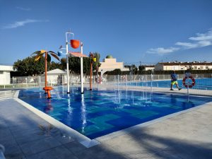 Splash Pad with Gomy Floor surfaces in Murcia region next to a swimming pool