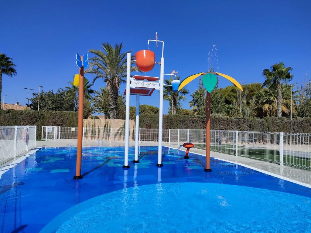 Side View of the spray park including uv slip resistant flooring