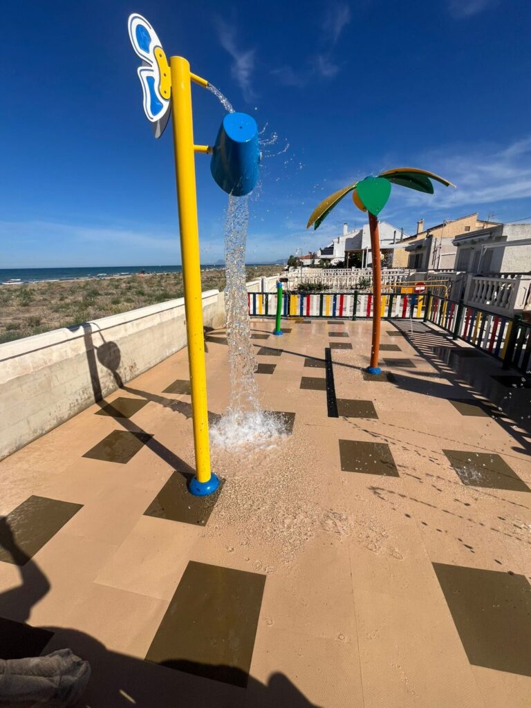 Image of a vibrant coastal-themed splash pad with gomy floor water play foor!